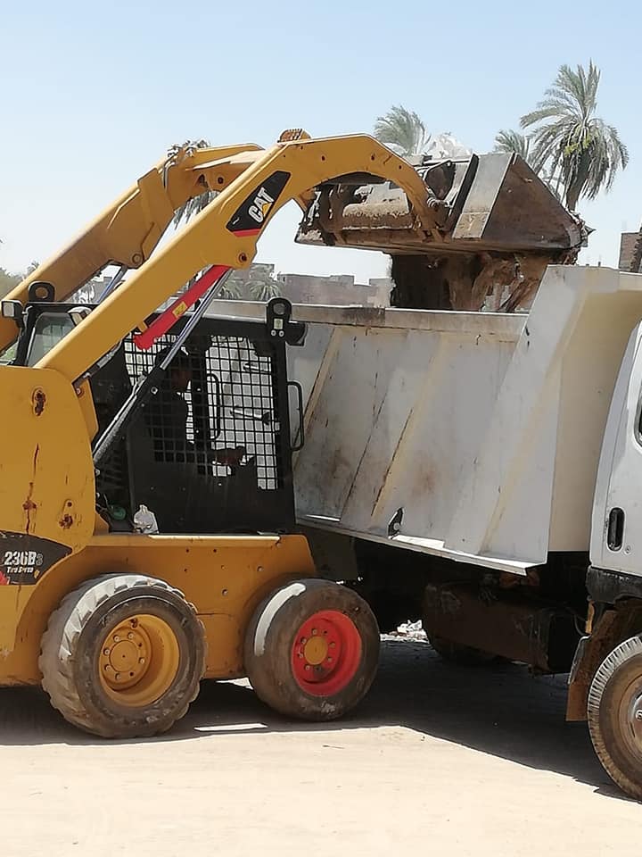 مجلس مدينة الأقصر يطلق حملة نظافة بشارع 25 ورفع أطنان من القمامة والمخلفات (2)