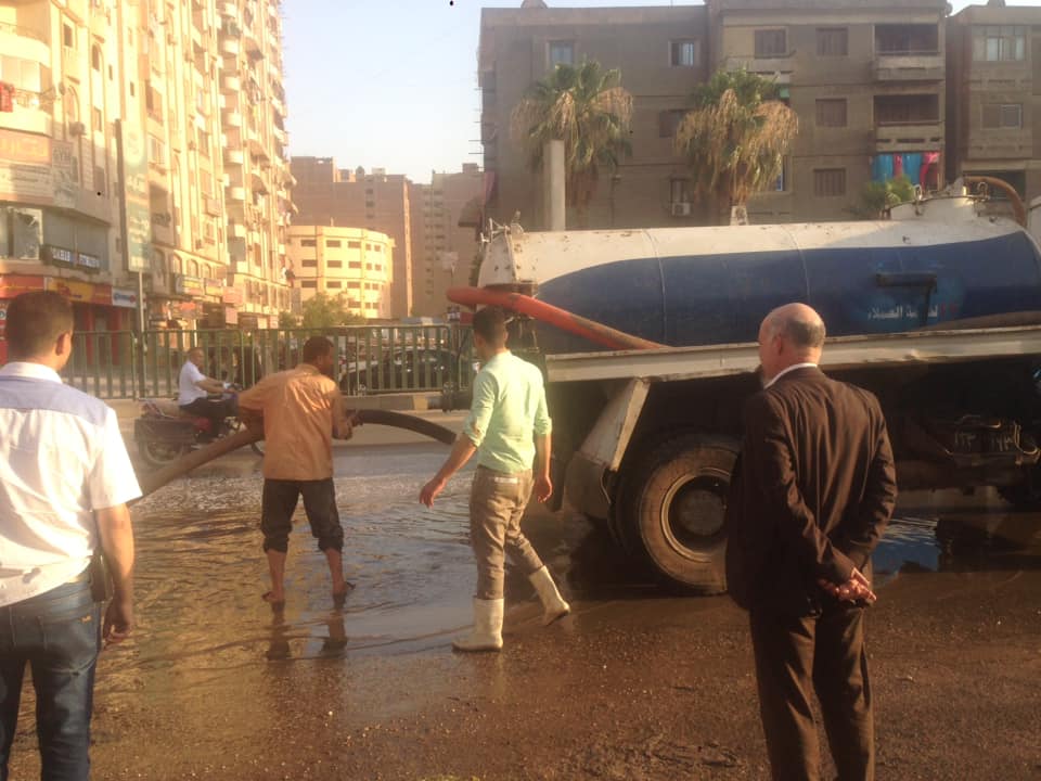عطل بخط الصرف الصحى يتسبب في غرق شوارع حي شرق شبرا الخيمة (3)