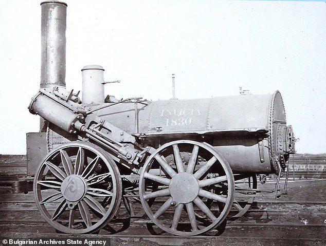 عمليات نقل أقدم قاطرة بمحرك بخارى فى العالم (1)
