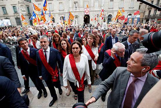 آدا كولو تدخل قاعة لتنصيبها عمدة لكتالونيا