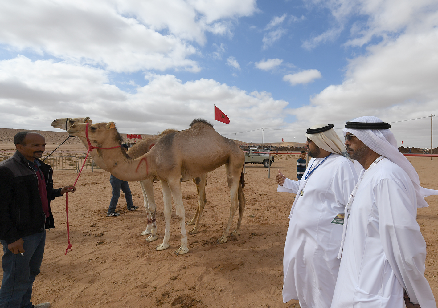 رئيس الحكومة المغربية يزور جناح الإمارات فى موسم طانطان صور اليوم السابع