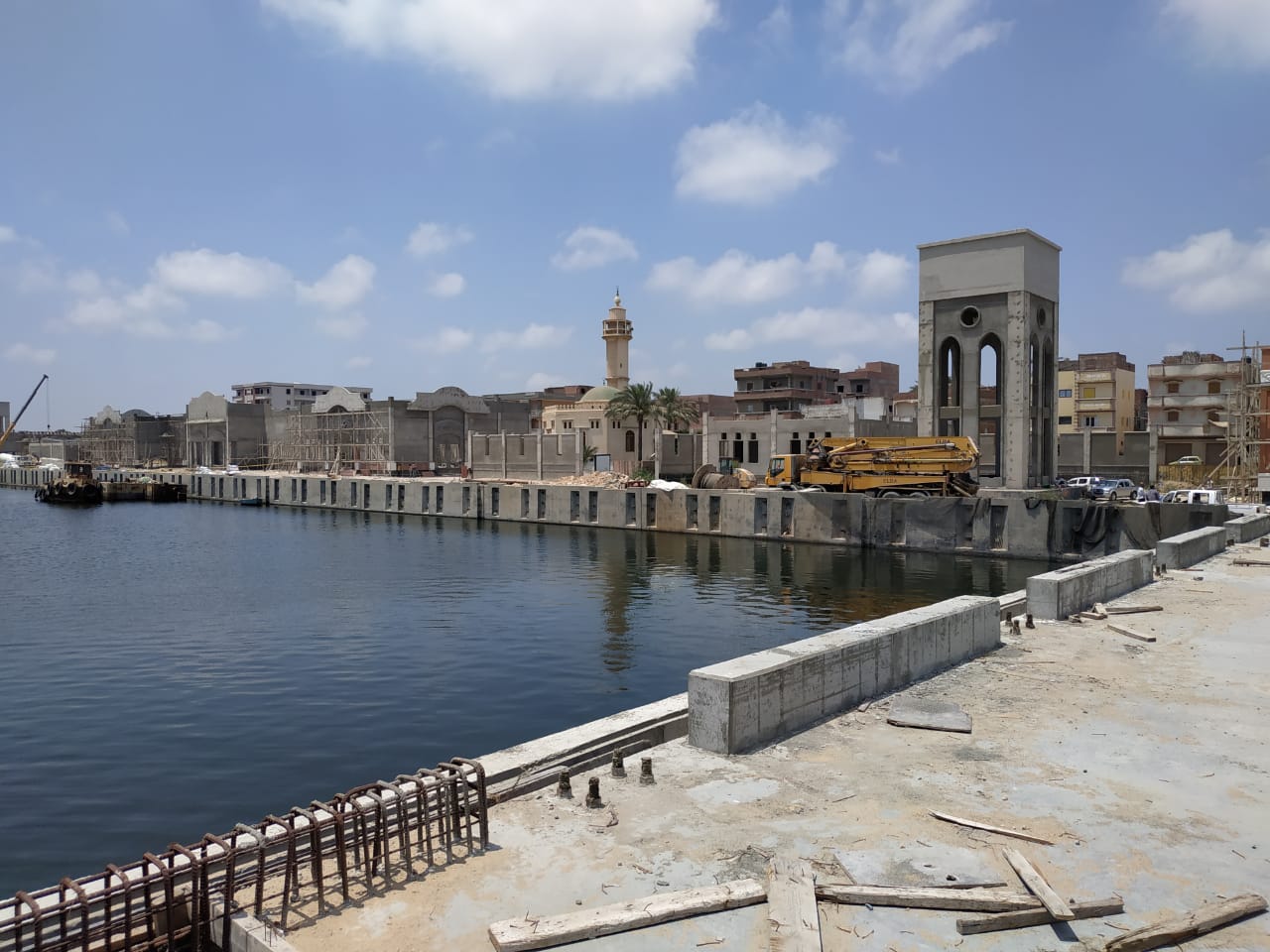 محافظ البحيره يتفقد اعمال الانشاء بميناء الصيد  مدينة رشيد  (1)