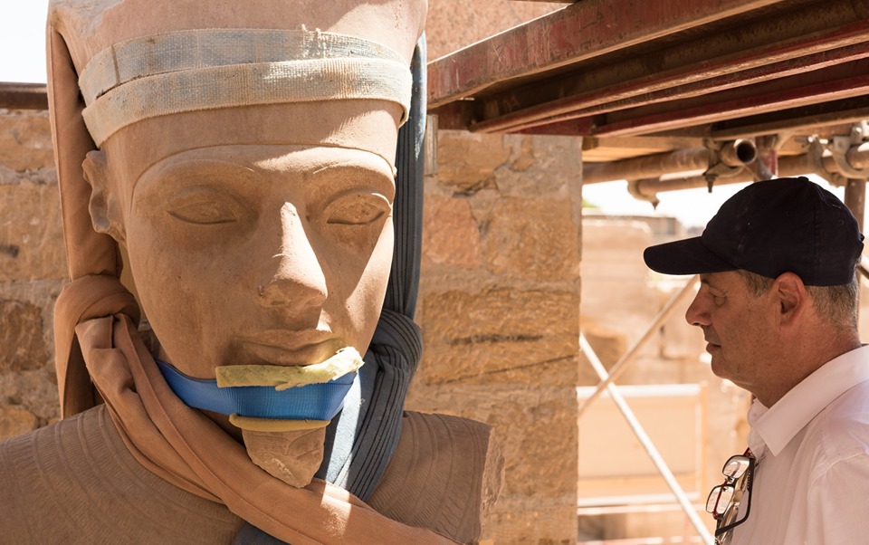 شاهد أعمال رجال المركز المصري الفرنسي في ترميم وصيانة تمثال الملك توت عنخ آمون بالكرنك (1)