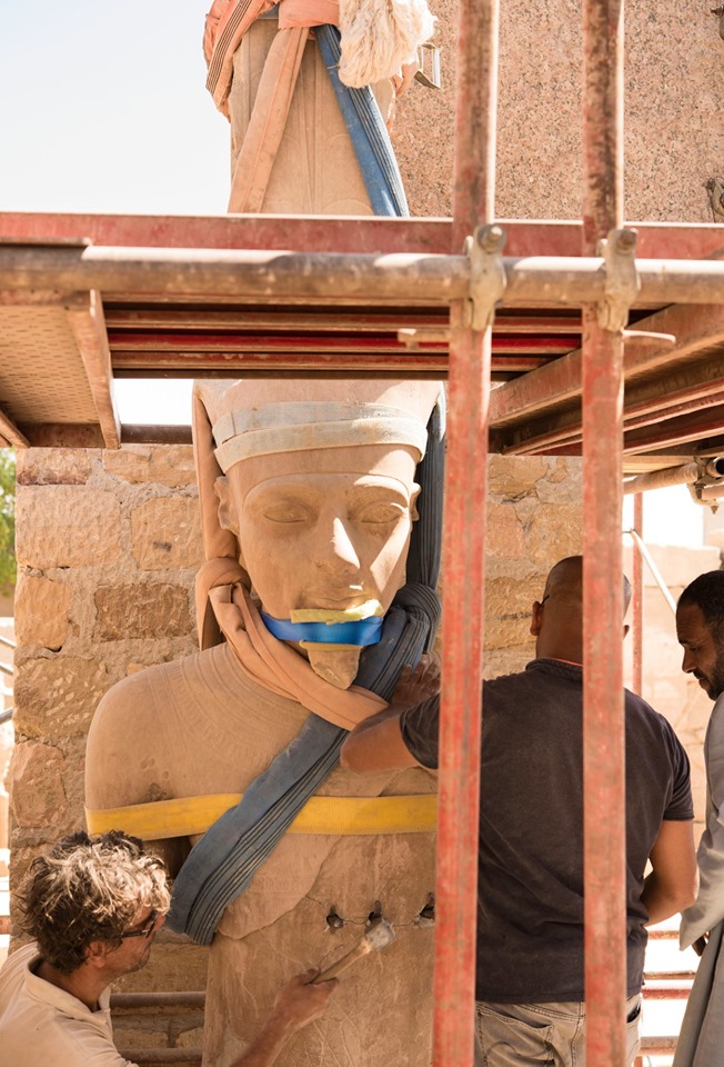 شاهد أعمال رجال المركز المصري الفرنسي في ترميم وصيانة تمثال الملك توت عنخ آمون بالكرنك (4)
