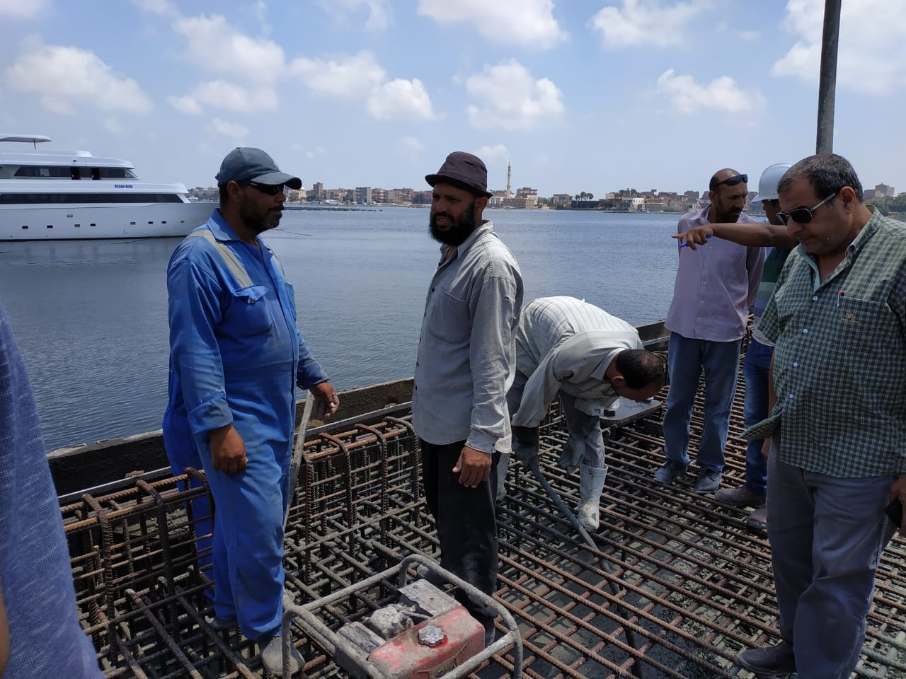 محافظ البحيره يتفقد اعمال الانشاء بميناء الصيد  مدينة رشيد  (2)