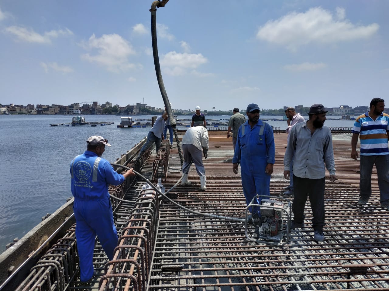 محافظ البحيره يتفقد اعمال الانشاء بميناء الصيد  مدينة رشيد  (5)