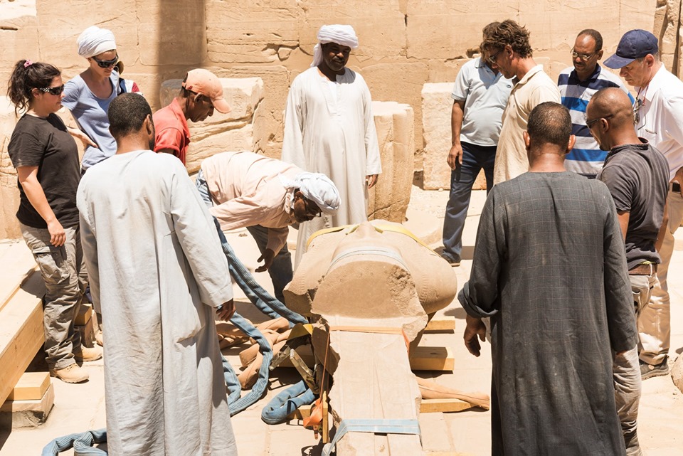 شاهد أعمال رجال المركز المصري الفرنسي في ترميم وصيانة تمثال الملك توت عنخ آمون بالكرنك (3)