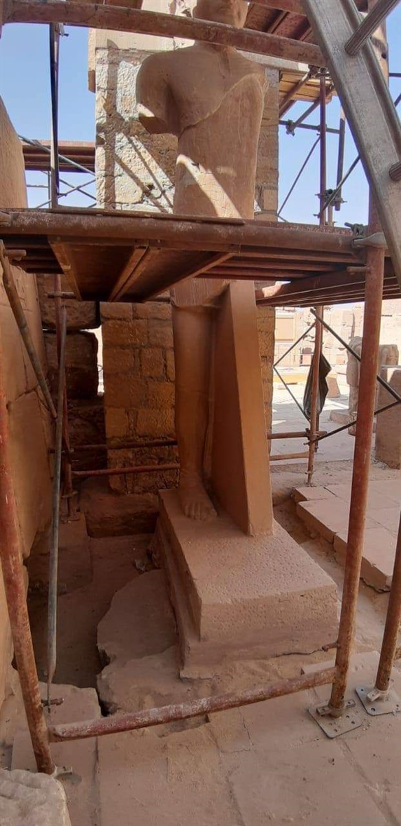 شاهد أعمال رجال المركز المصري الفرنسي في ترميم وصيانة تمثال الملك توت عنخ آمون بالكرنك (5)