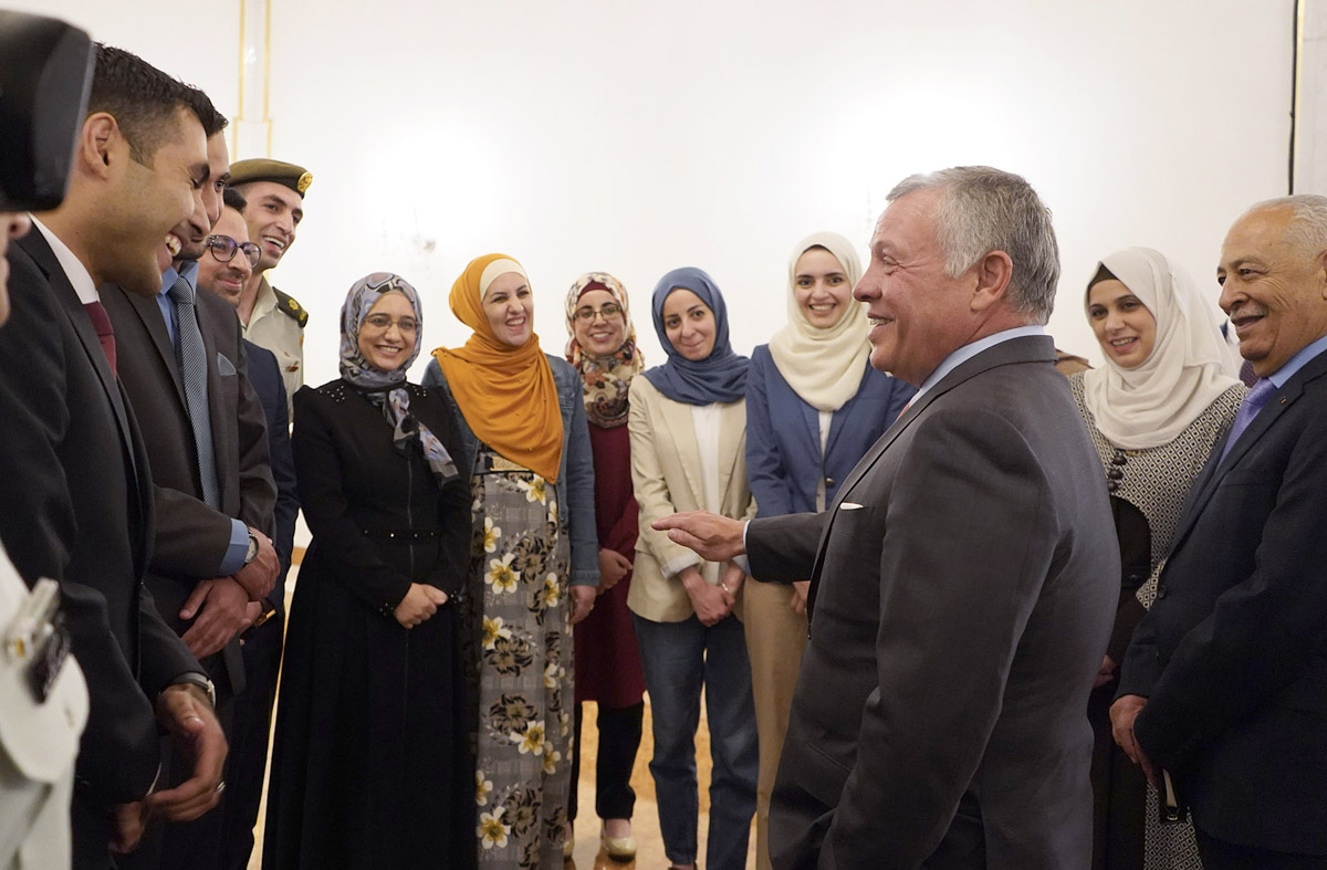ملك الأردن يتحدث مع الشباب عن ذكريات اللقاء الأول منذ 17 عاما