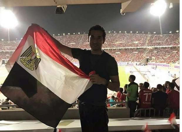 عمرو سعد يرفع علم مصر فى المدرجات