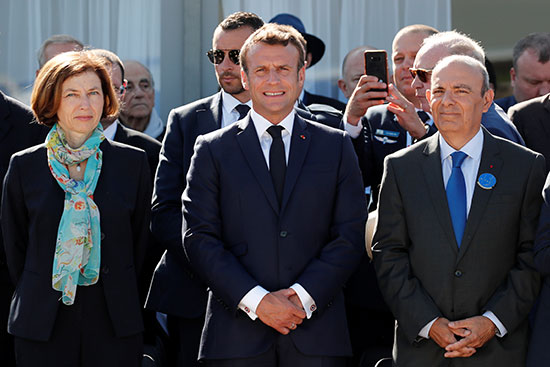 الرئيس الفرنسى ووزيرة دفاعه وعدد ومن المسئولين
