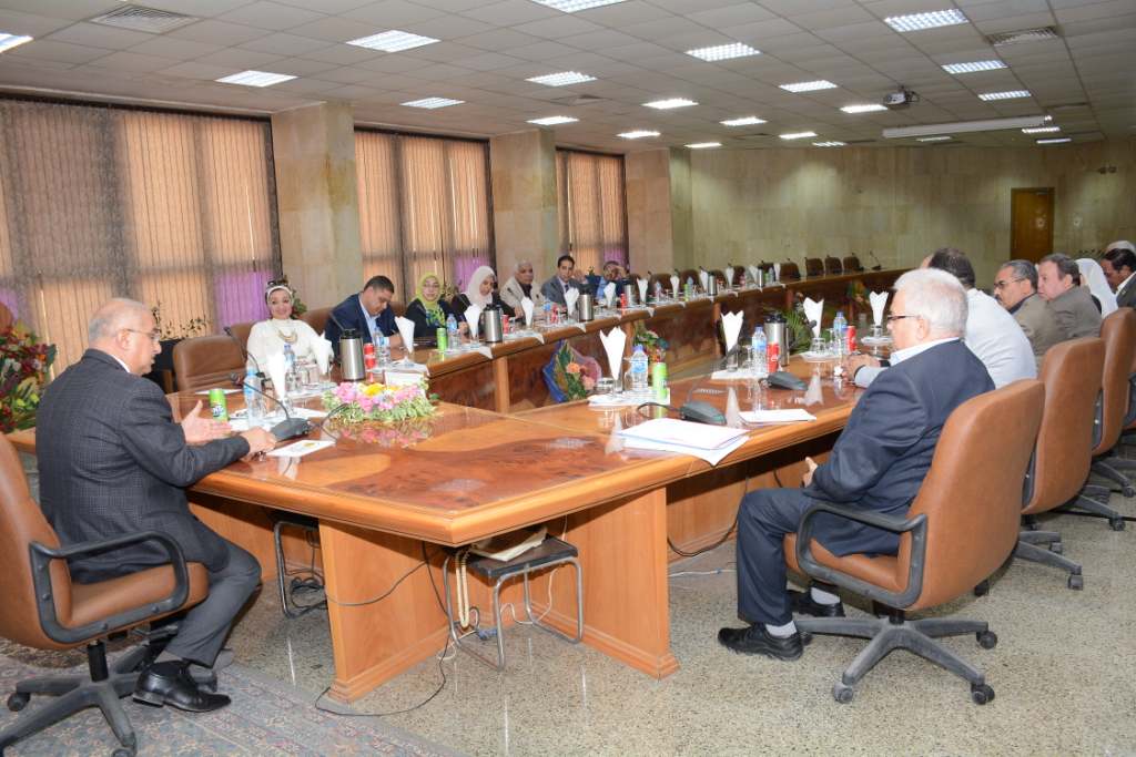 رئيس جامعة أسيوط يجتمع مع مجلس عمداء الكليات (4)