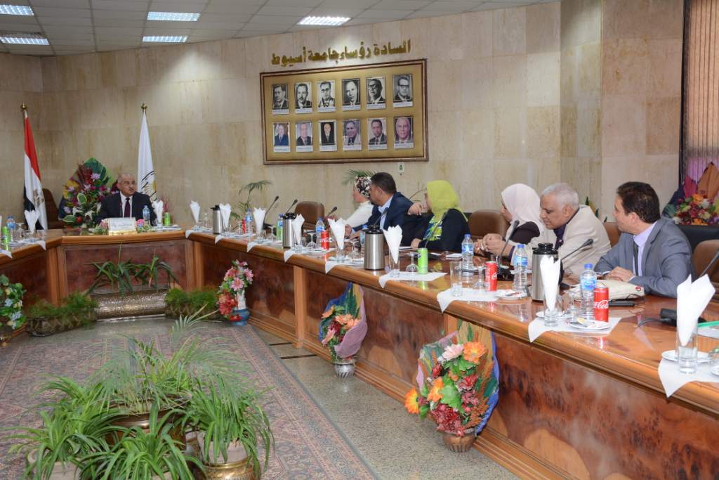 رئيس جامعة أسيوط يجتمع مع مجلس عمداء الكليات (5)