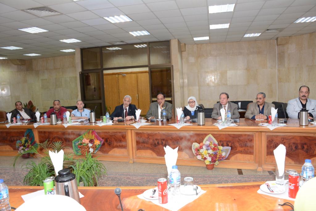 رئيس جامعة أسيوط يجتمع مع مجلس عمداء الكليات (8)