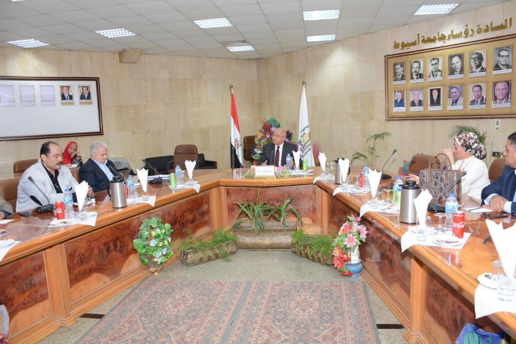 رئيس جامعة أسيوط يجتمع مع مجلس عمداء الكليات (3)