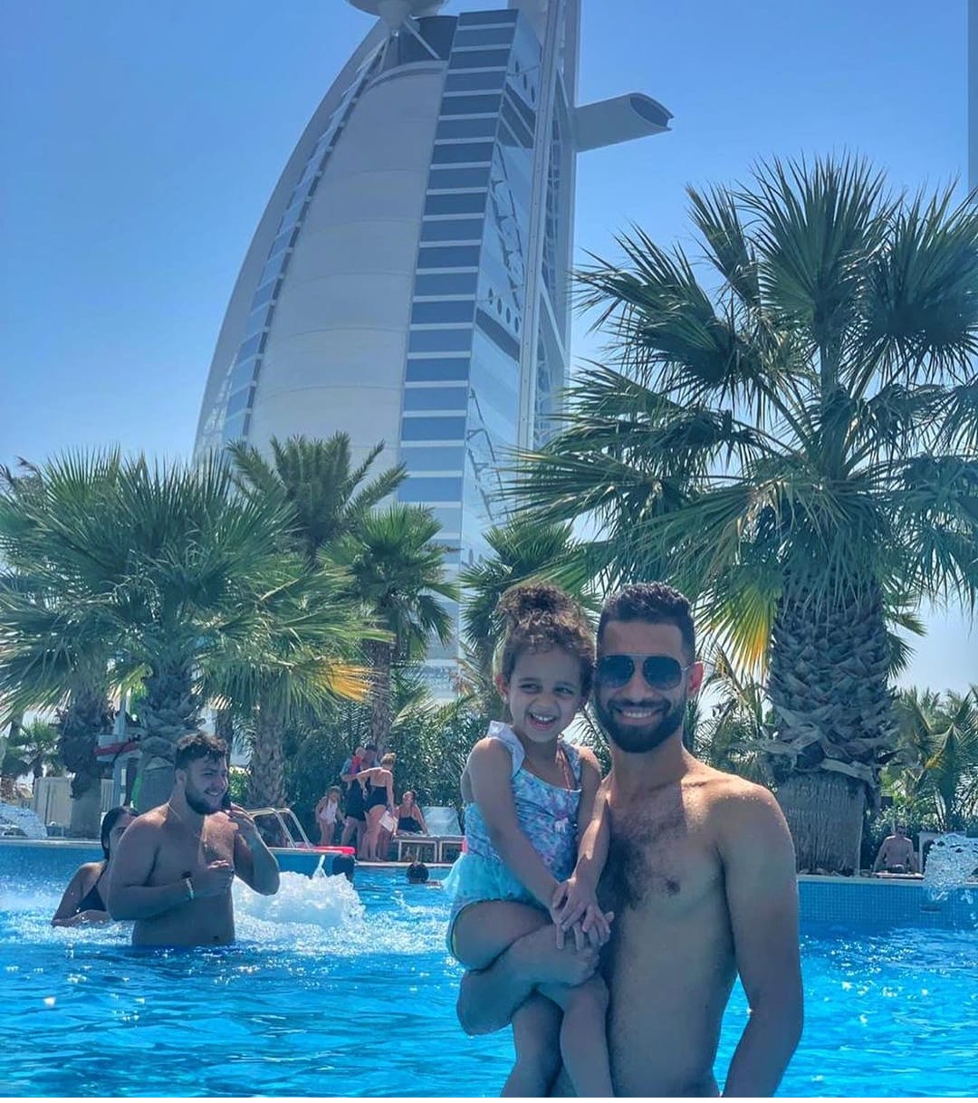 عمرو السولية و أبنته ليلى على شواطىء دبى