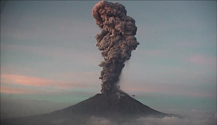 مشهد لأدخنة بركان بوبو أو بوبوكاتبتبيل فى المكسيك