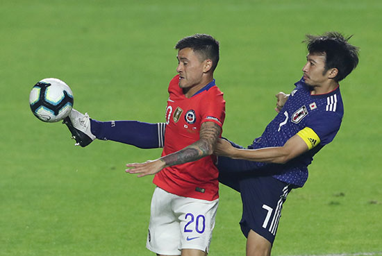 صراع ياباني شيلي علي الكرة