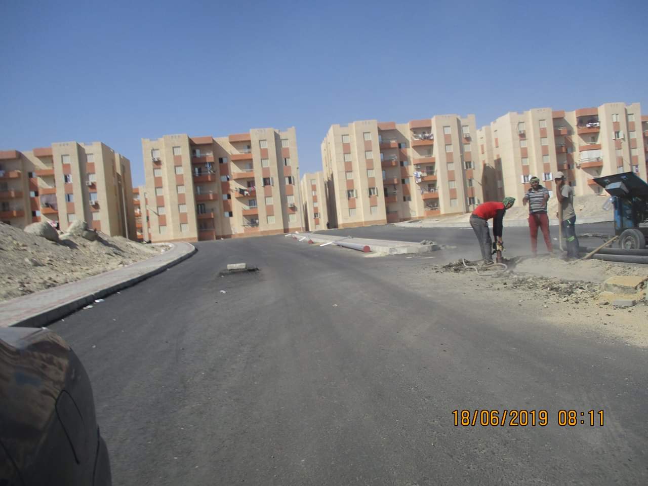 أعمال التطوير بامتداد طريق عمارات الإسكان الاجتماعى بالغردقة (2)