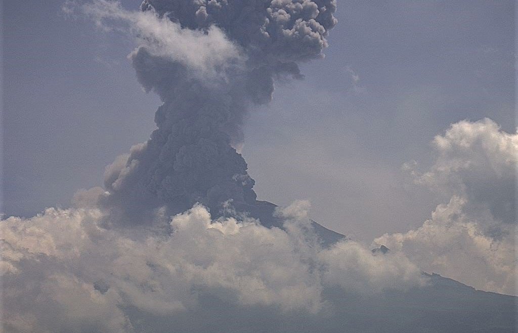 أدخنة بركان بوبو أو بوبوكاتبتبيل تتجاوز السحب