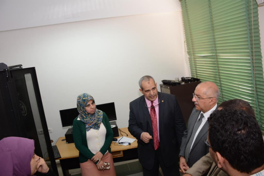 رئيس جامعة أسيوط في زيارة مفاجئة لمعهد جنوب مصر للأورام لمتابعة سير العمل (6)