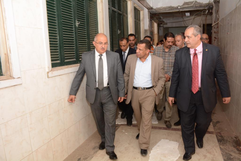 رئيس جامعة أسيوط في زيارة مفاجئة لمعهد جنوب مصر للأورام لمتابعة سير العمل (15)
