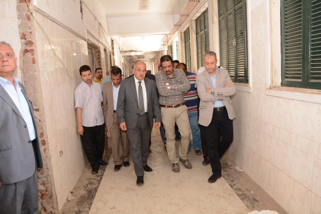 رئيس جامعة أسيوط في زيارة مفاجئة لمعهد جنوب مصر للأورام لمتابعة سير العمل (21)