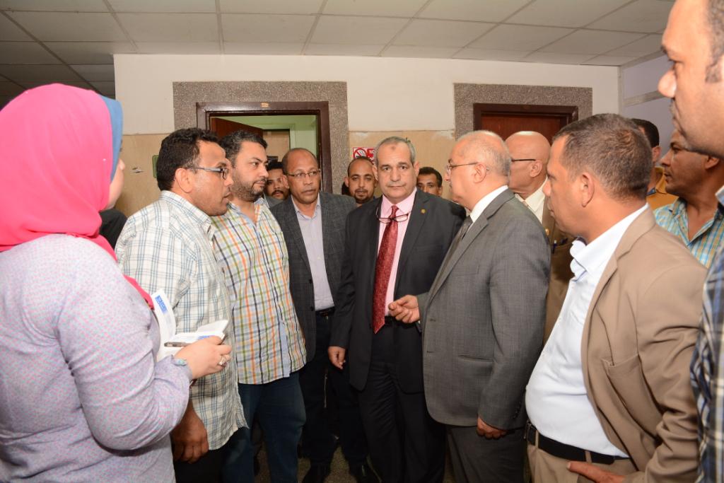 رئيس جامعة أسيوط في زيارة مفاجئة لمعهد جنوب مصر للأورام لمتابعة سير العمل (1)
