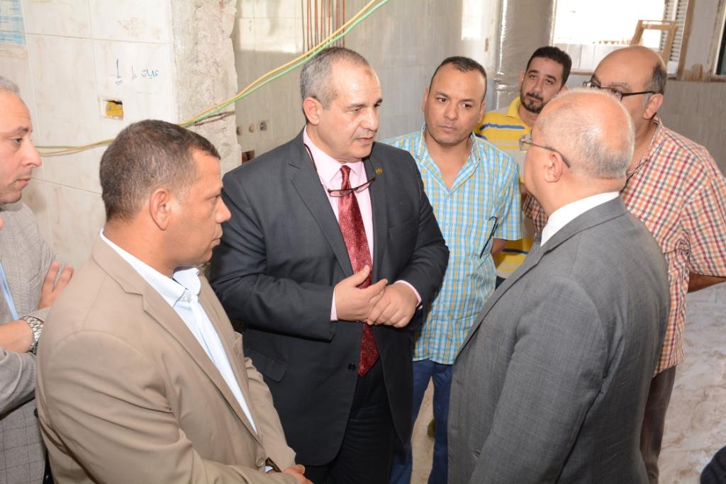 رئيس جامعة أسيوط في زيارة مفاجئة لمعهد جنوب مصر للأورام لمتابعة سير العمل (20)