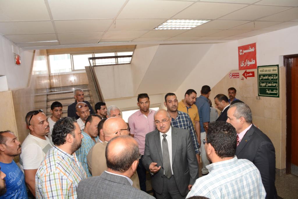 رئيس جامعة أسيوط في زيارة مفاجئة لمعهد جنوب مصر للأورام لمتابعة سير العمل (3)