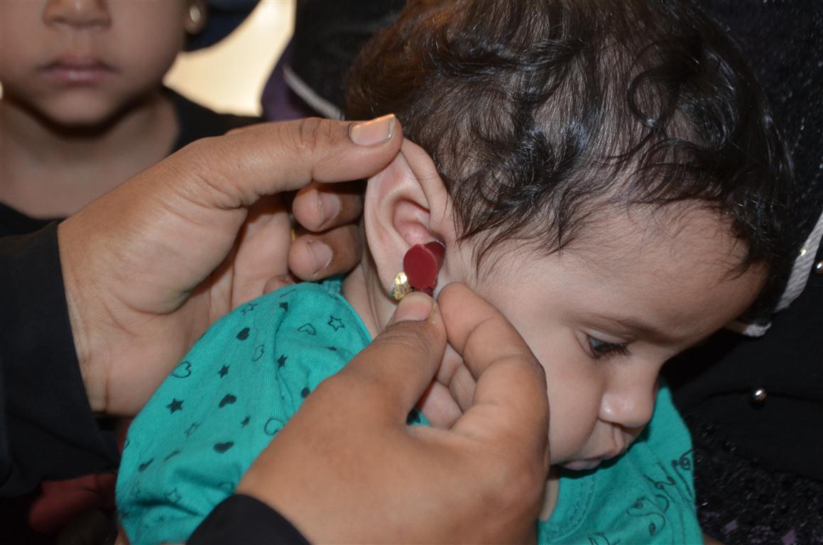 الإدارة الصحية بإسنا جنوب الأقصر تنطلق في فحص الأطفال بمبادرة الرئيس لعلاج ضعاف السمع (1)