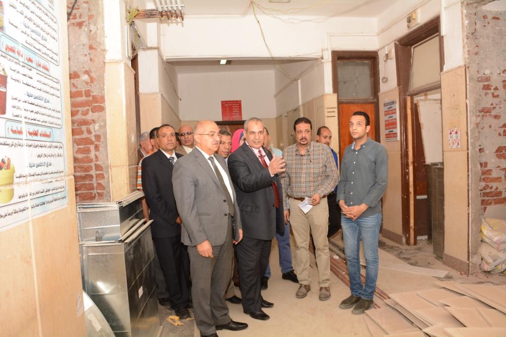 رئيس جامعة أسيوط في زيارة مفاجئة لمعهد جنوب مصر للأورام لمتابعة سير العمل (12)