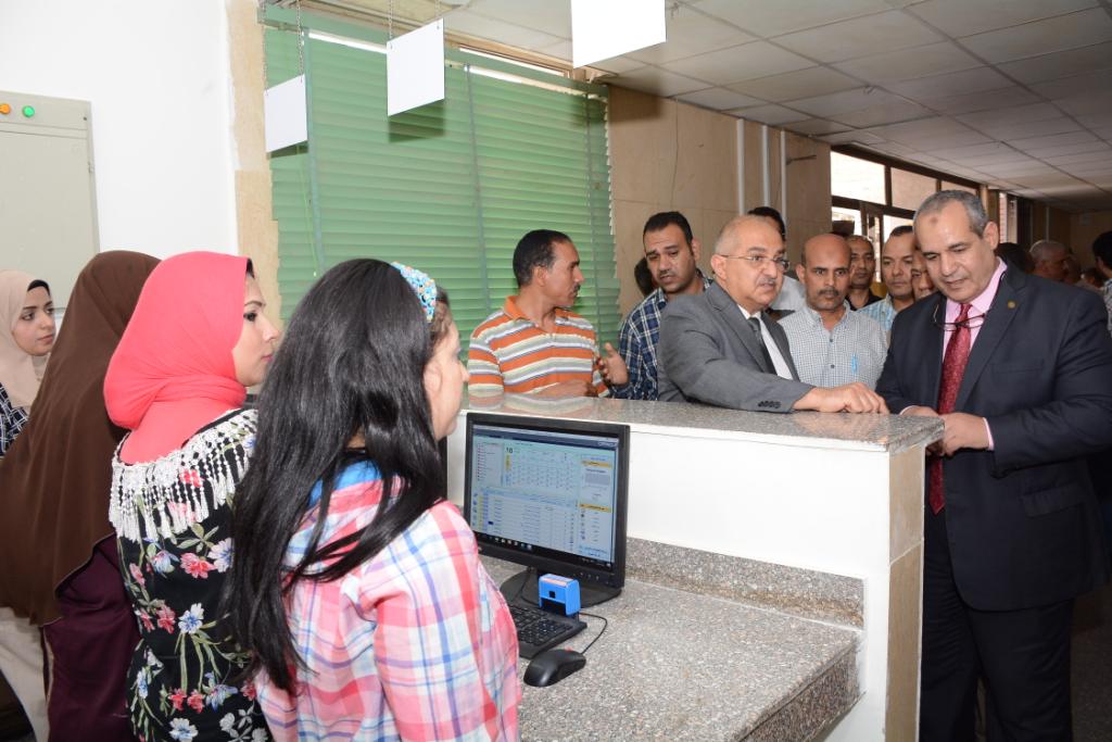 رئيس جامعة أسيوط في زيارة مفاجئة لمعهد جنوب مصر للأورام لمتابعة سير العمل (9)