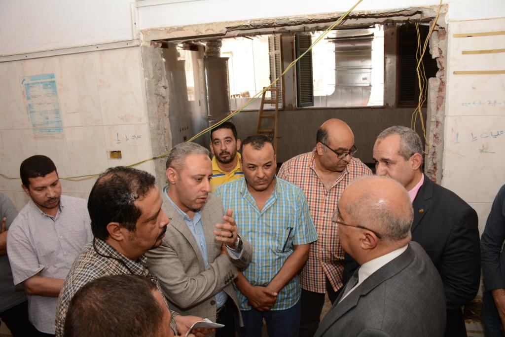 رئيس جامعة أسيوط في زيارة مفاجئة لمعهد جنوب مصر للأورام لمتابعة سير العمل (18)