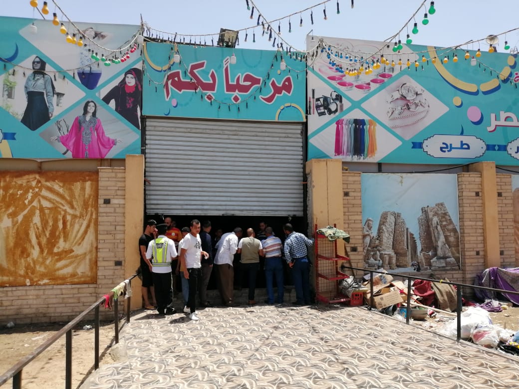 إغلاق وتشميع 5 محلات تجارية تعمل بدون ترخيص في حملة بمدينة الأقصر (3)