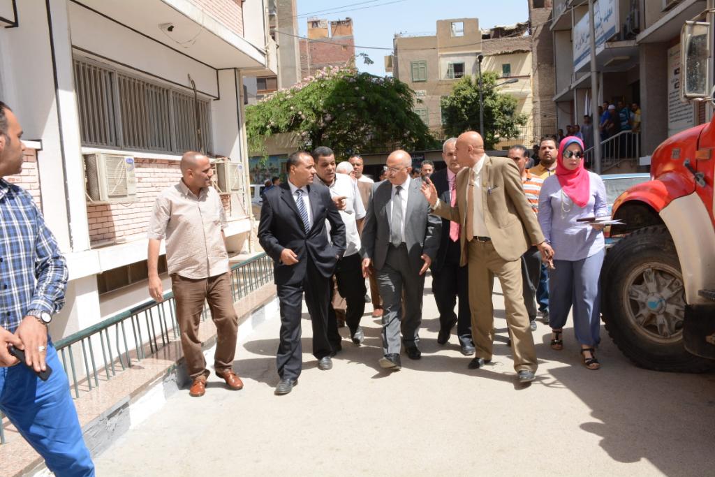 رئيس جامعة أسيوط في زيارة مفاجئة لمعهد جنوب مصر للأورام لمتابعة سير العمل (10)
