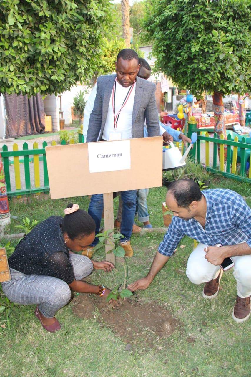 مهندسو ثمان دول إفريقية يزرعون أشجار لدولهم بنادى نقابة المهندسين  (4)