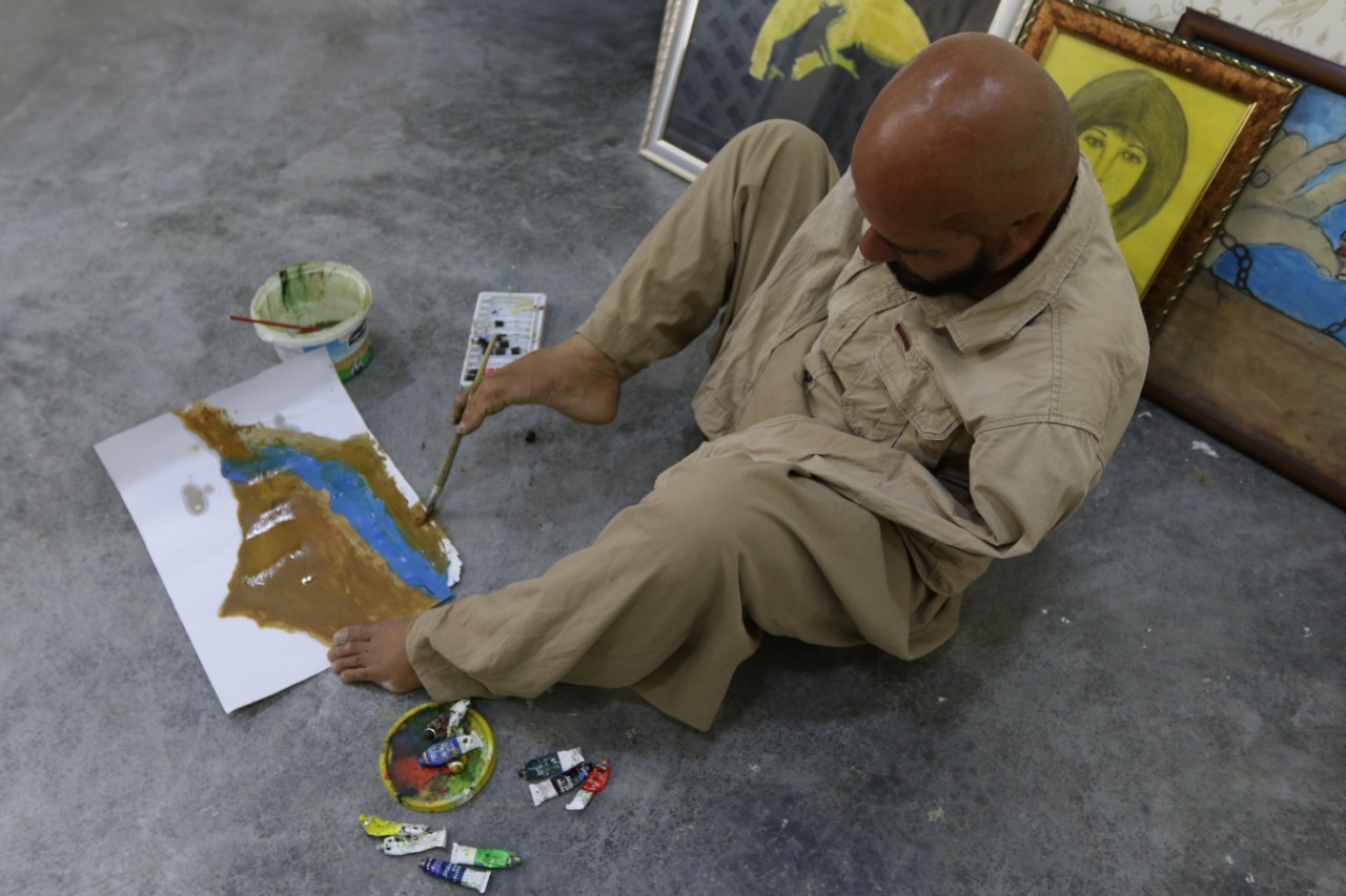 127-232405-iraqi-artist-paints-feet-lost-his-arms-accident-5