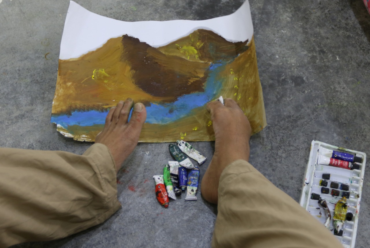 127-232404-iraqi-artist-paints-feet-lost-his-arms-accident-3