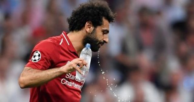 محمد صلاح يشرب الماء فى احدى المباريات مع ليفربول وسيتكرر الأمر فى الكان