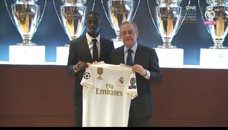 ميندي يحمل قميص ريال مدريد مع رئيس النادى
