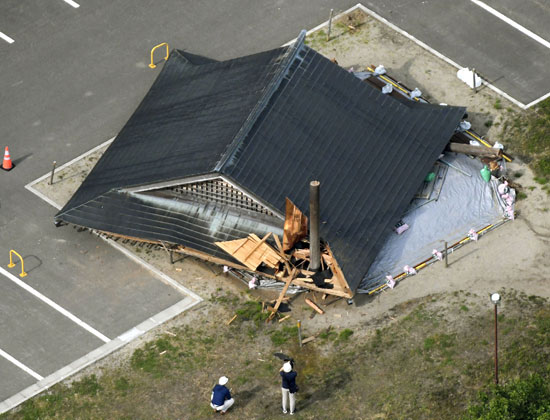 خسائر فى مبنى خشبى بسبب زلزال فى اليابان