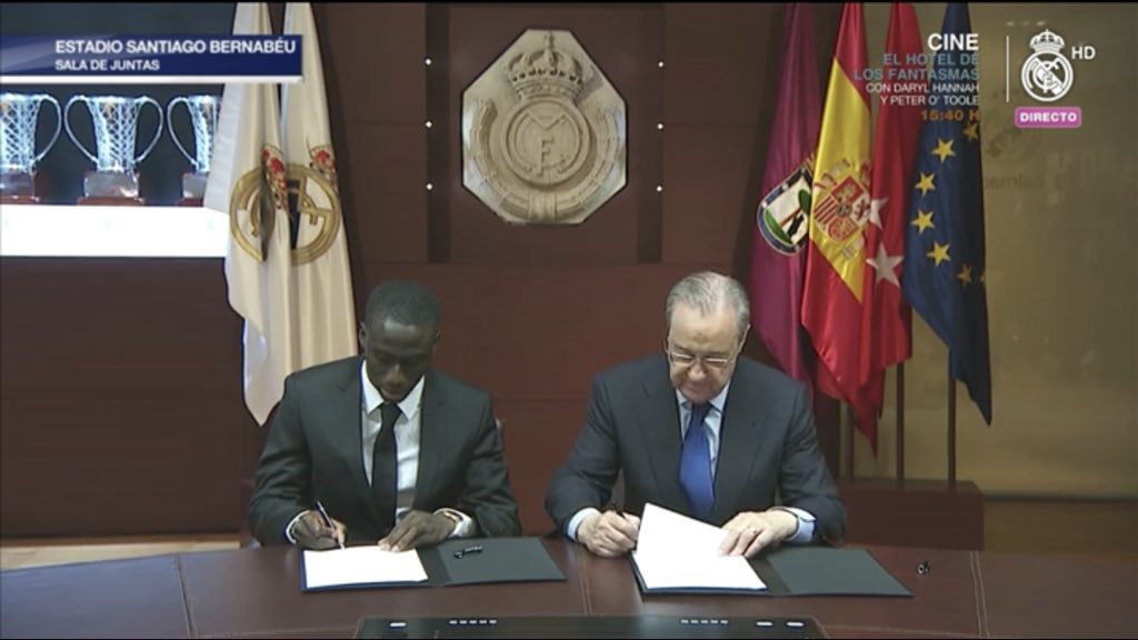 رئيس ريال مدريد وميندي خلال التوقيع على العقود