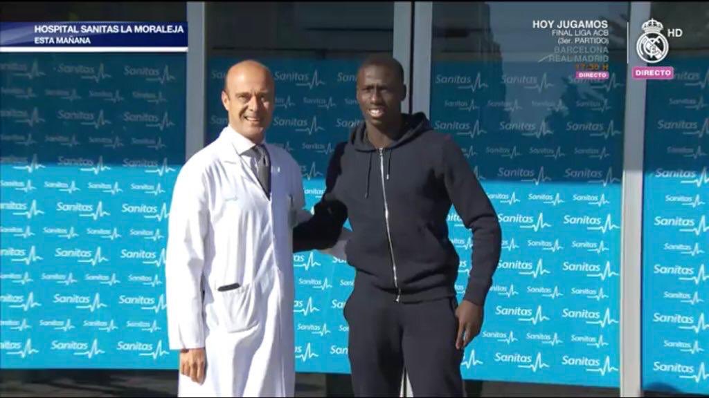 ميندي مع طبيب ريال مدريد بعد الفحص الطبى