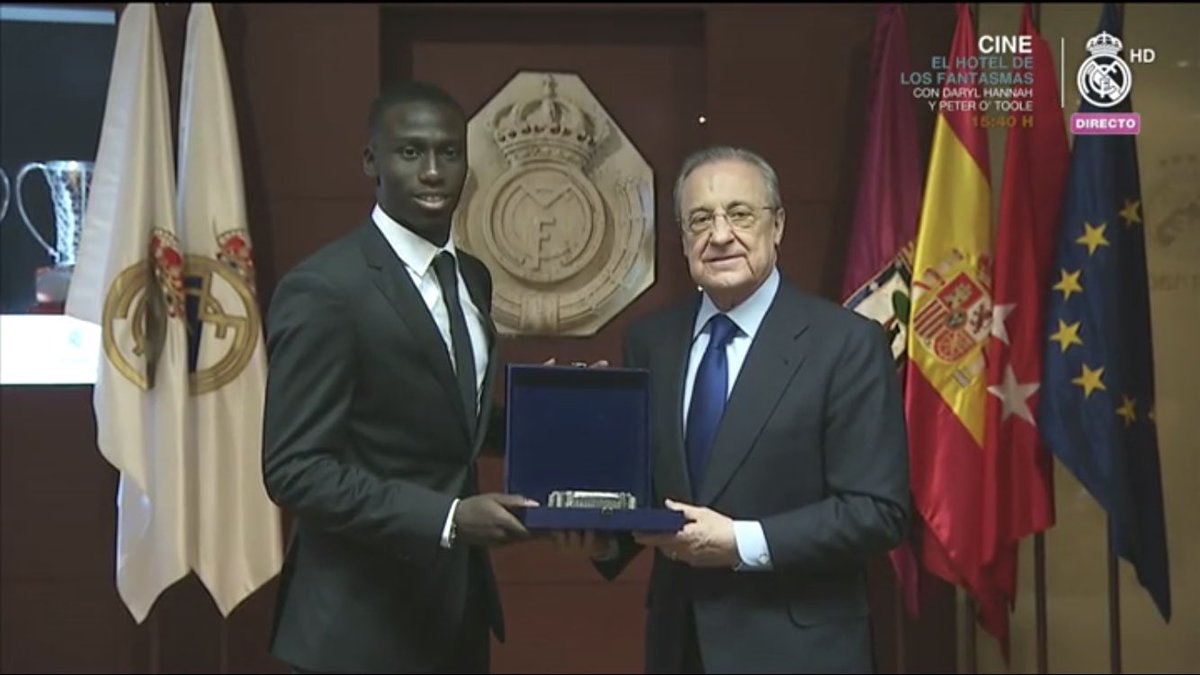 ميندي مع رئيس ريال مدريد