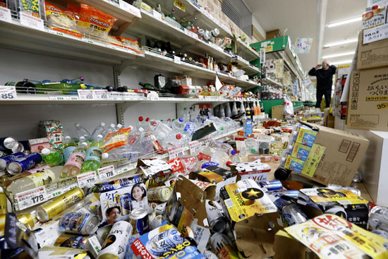 سقوط المنتجات على الأرفف بسبب زلزال فى اليابان