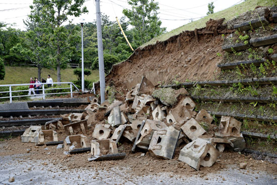 انهيار منحدر بسبب زلزال فى اليابان