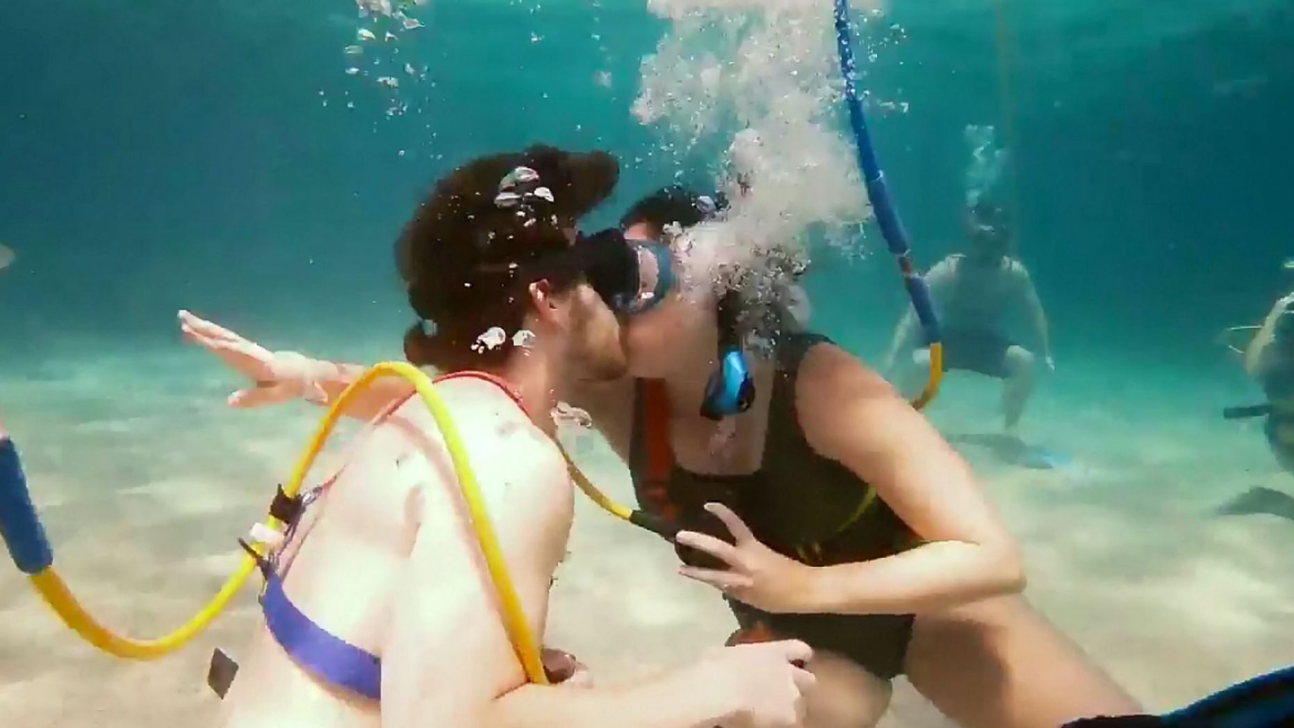 شاب يقدم عرض زواج لصديقته تحت الماء  (2)