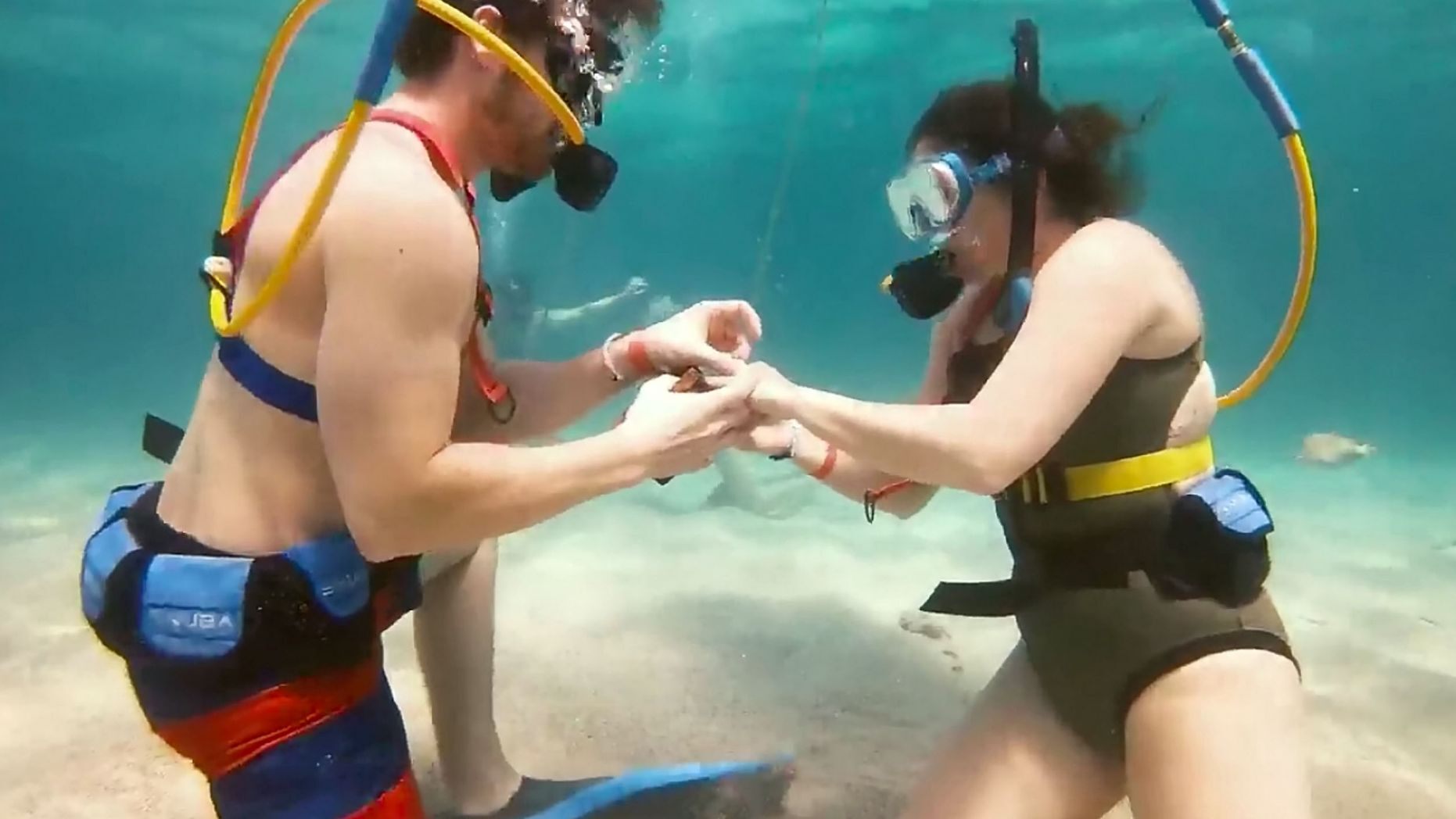 شاب يقدم عرض زواج لصديقته تحت الماء  (1)
