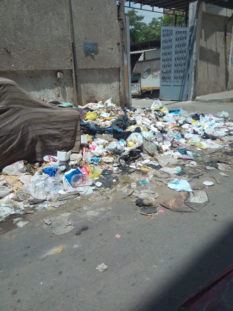 تراكم القمامة أمام مكتب البريد بشبرا مصر